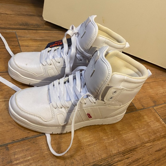 Levi’s size 7 white new shoes - Picture 2 of 2